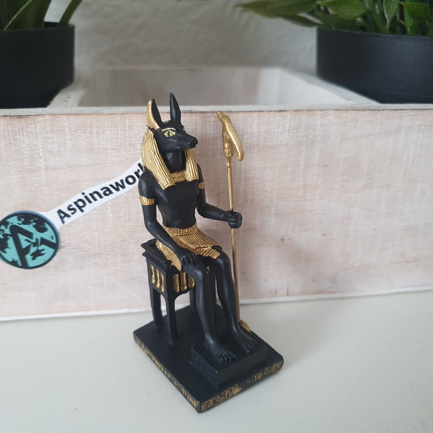 Anubis Figur mit Speer auf Stuhl 8 cm