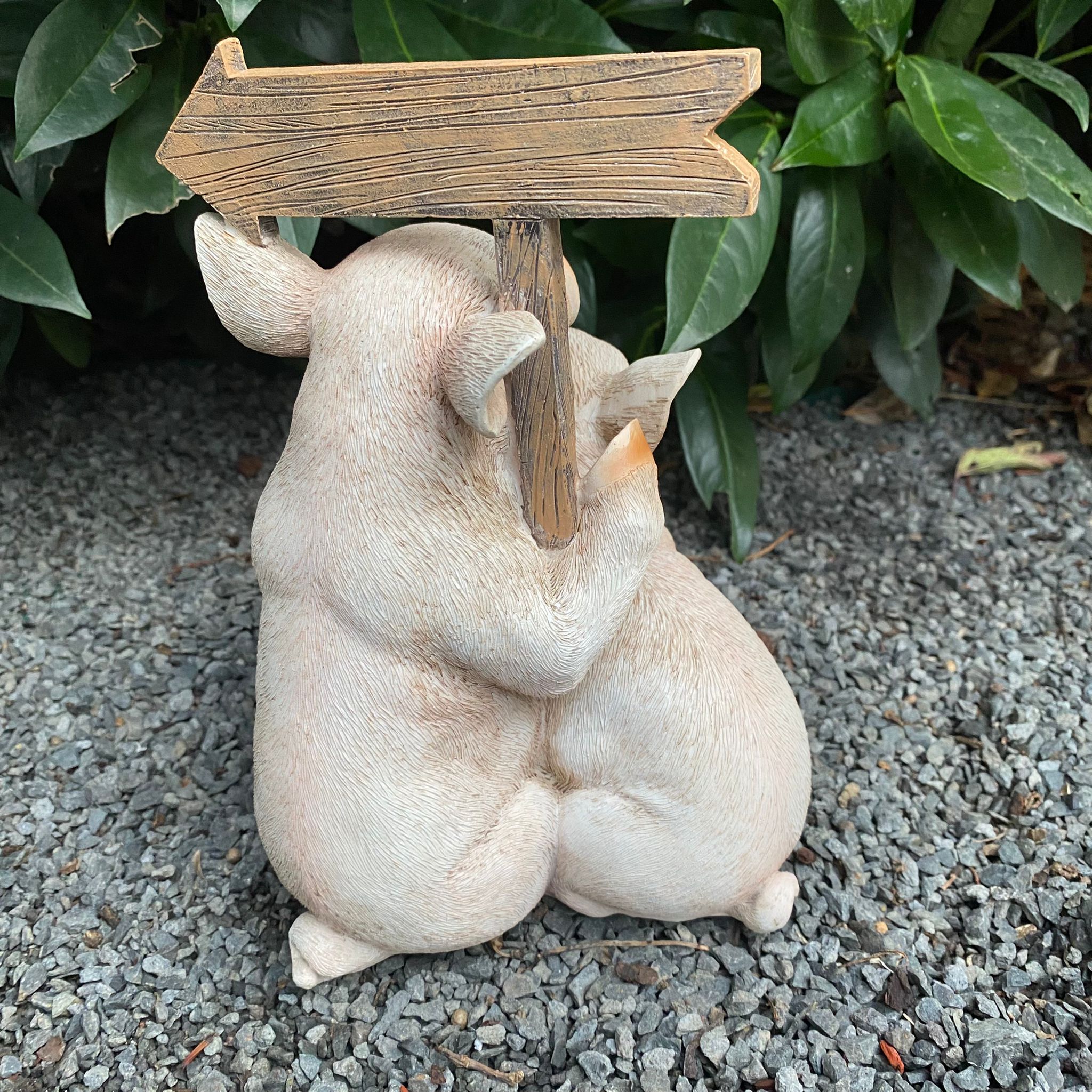 Gartenfigur Schweine Figur mit Willkommens Schild  23 cm