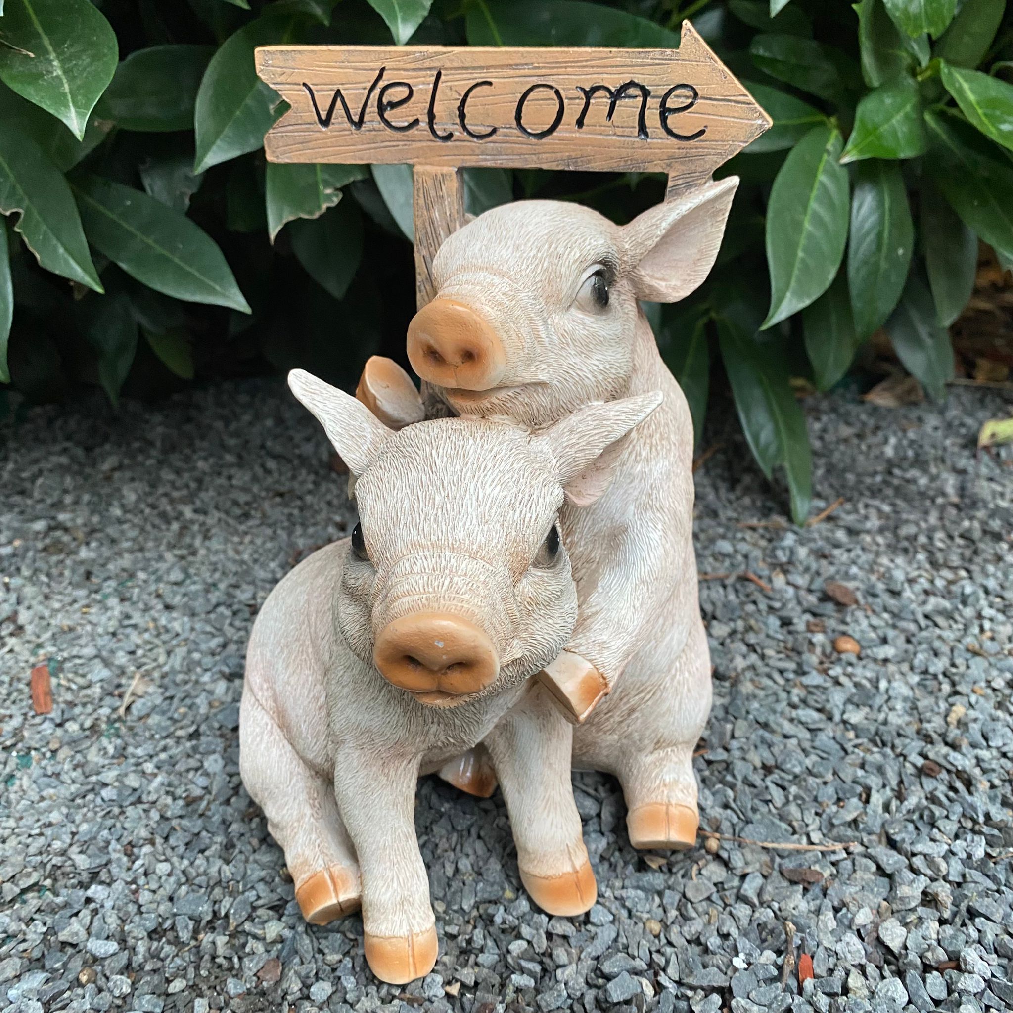 Gartenfigur Schweine Figur mit Willkommens Schild  23 cm