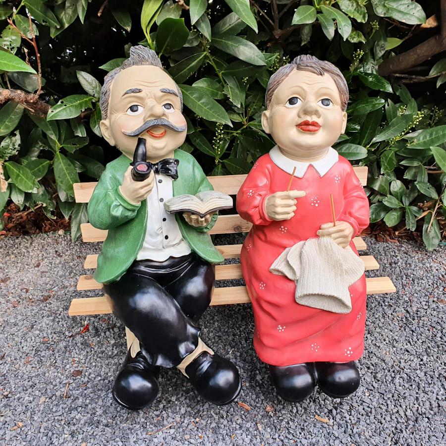 Oma und Opa Figur auf Bank als Gartenfigur