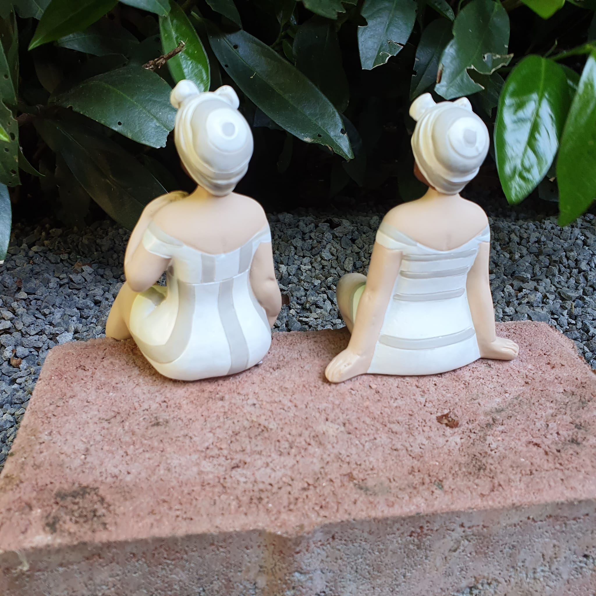 Zwei Badefrauen sitzend Weiß als Gartenfigur von hinten