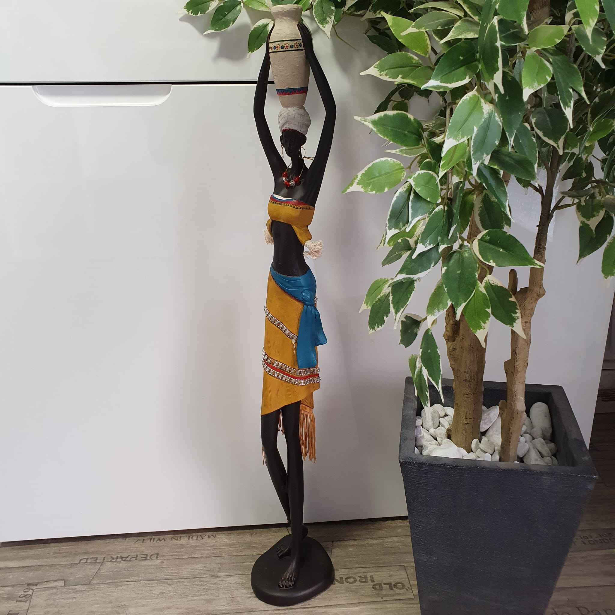 Afrikanische Dekofigur Frau Wasserkrug auf dem Kopf und Paillettenschmuck 90 cm