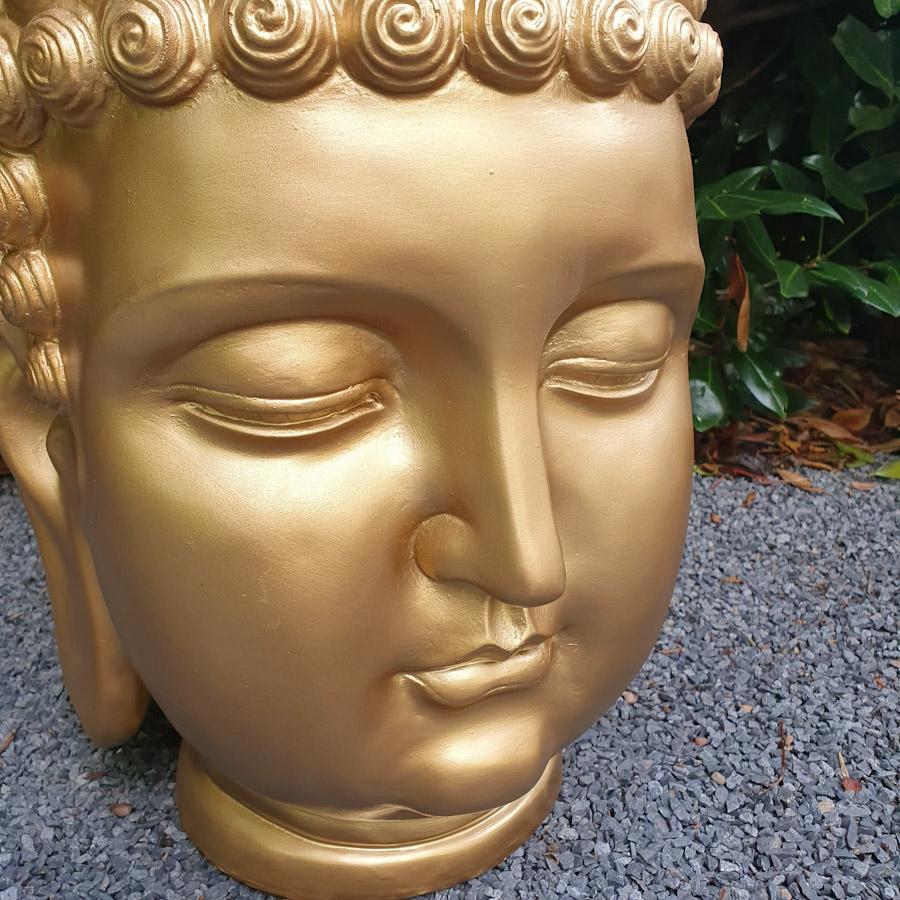 Goldener Buddha Kopf als Gartenfigur Nahaufnahme