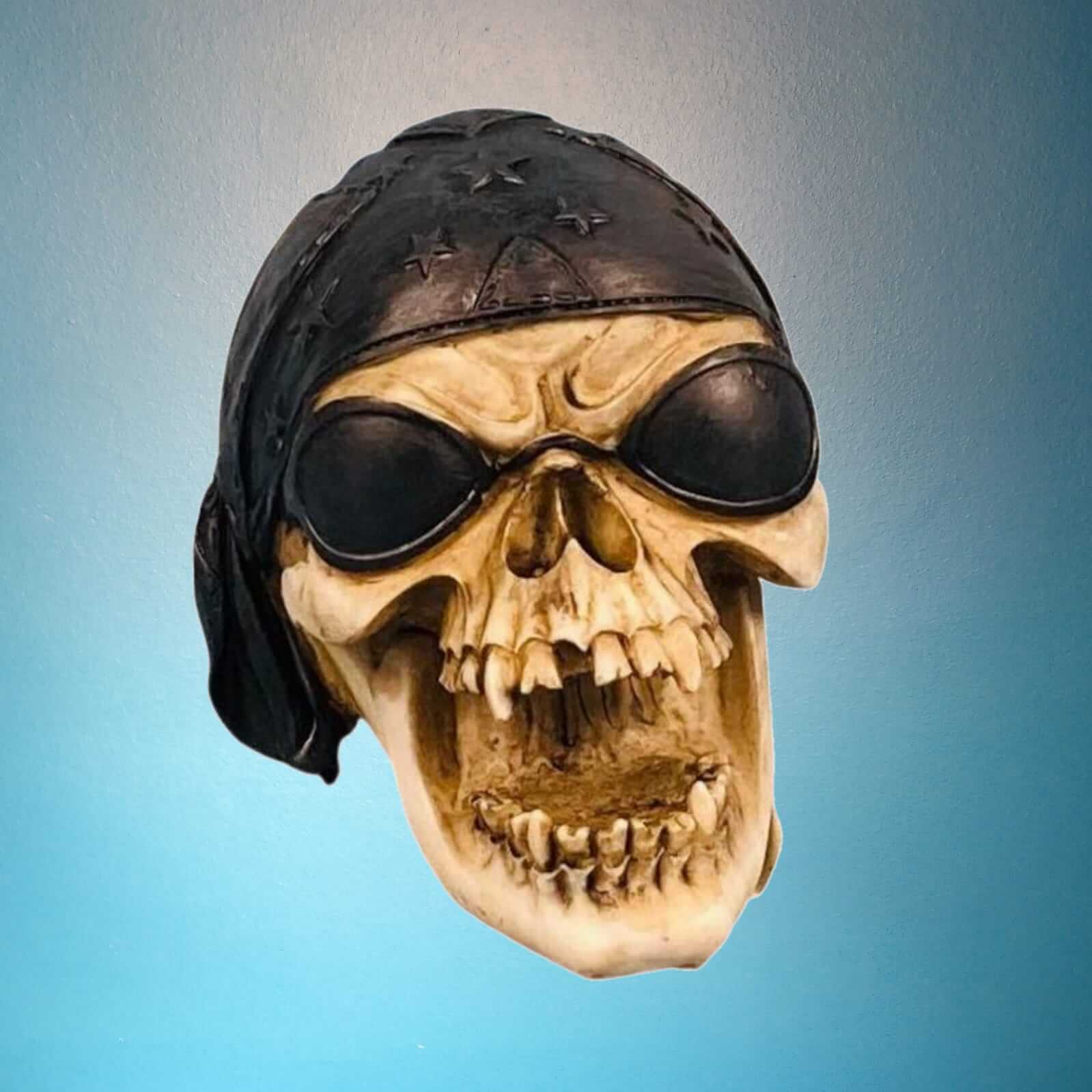 Totenkopf Figur mit Kopftuch und Sonnenbrille 8 cm