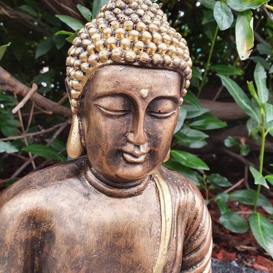 Sitzender Buddha in gold als Gartenfigur Nahaufnahme vom Kopf