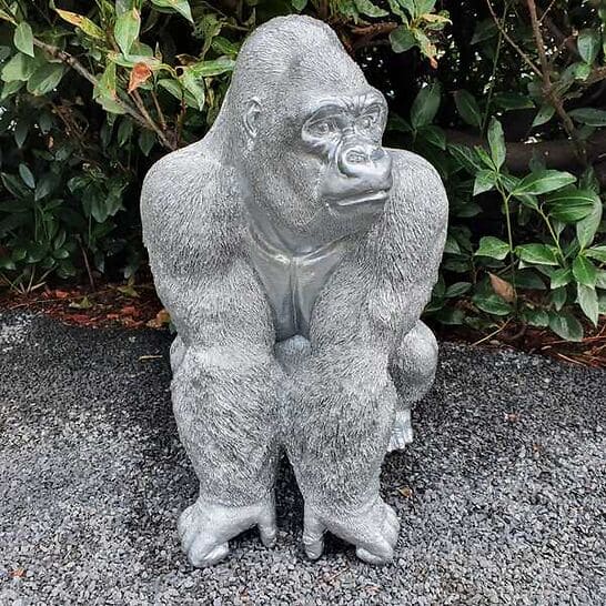 Gartenfigur sitzende Gorilla Figur 56 cm Silber