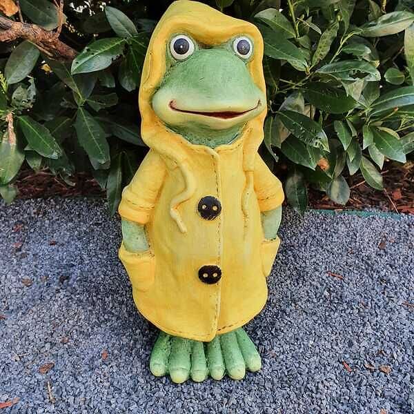 Gartenfigur Frosch Figur mit gelben Regenmantel 45 cm