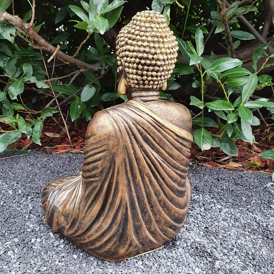 Sitzender Buddha in gold als Gartenfigur von hinten