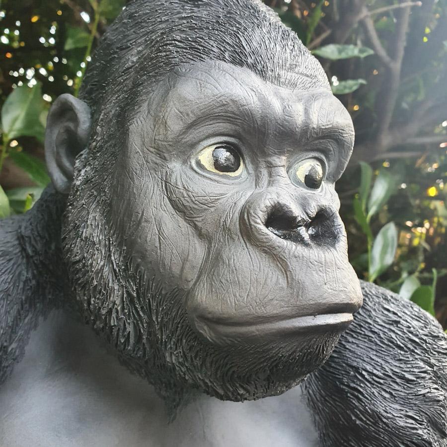 Gorilla mit Baby als Gartenfigur Nahaufnahme