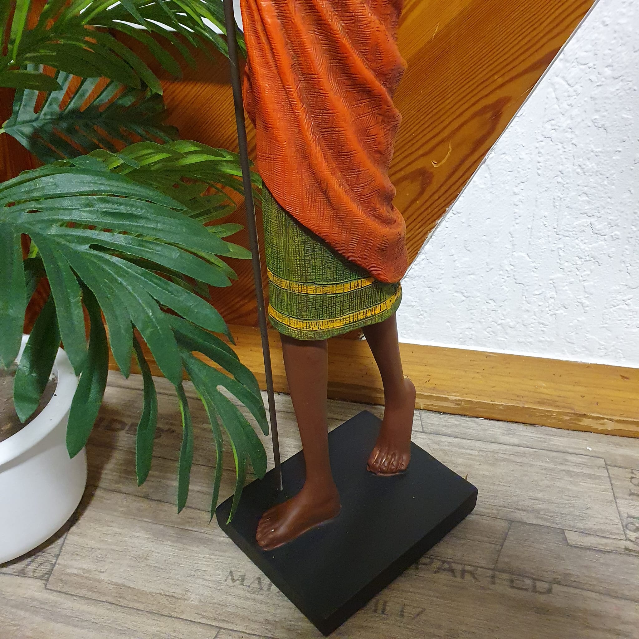Afrikadeko Mann mit Speer als Dekofigur Nahaufnahme