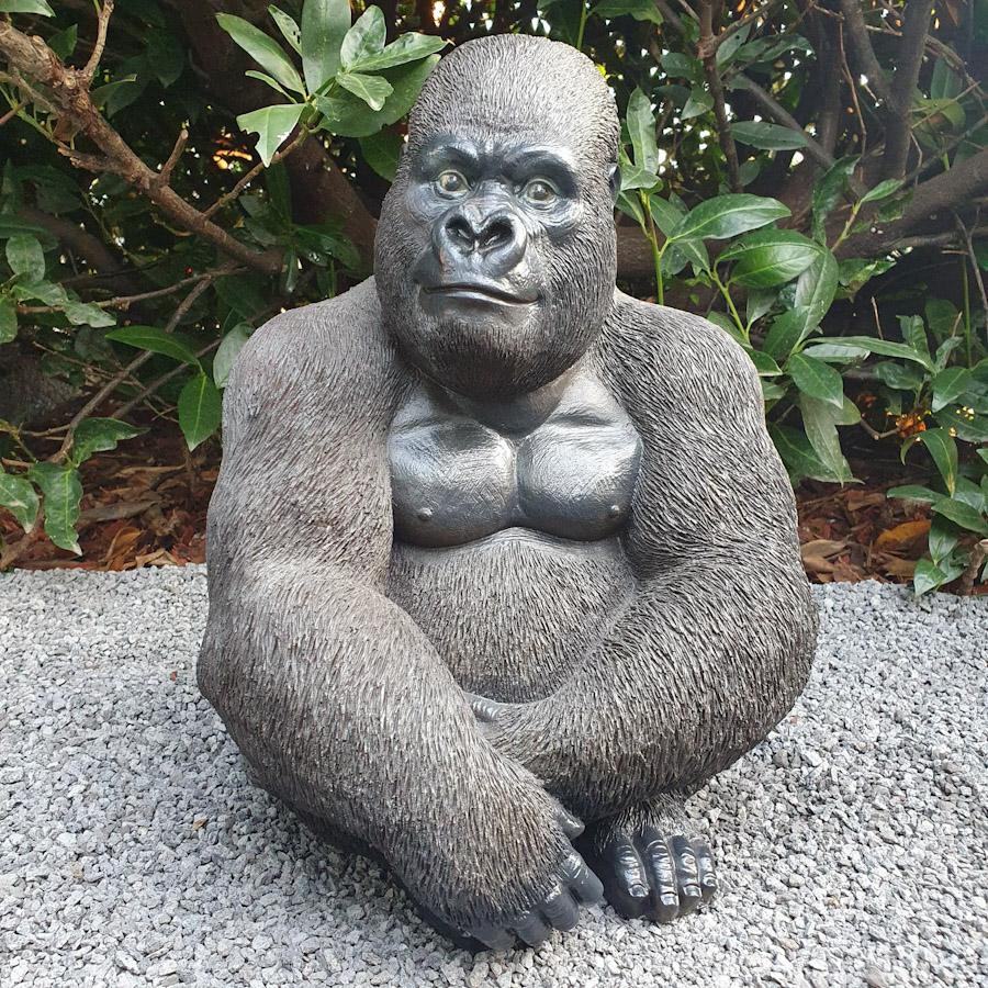Gorilla sitzt als Gartenfigur