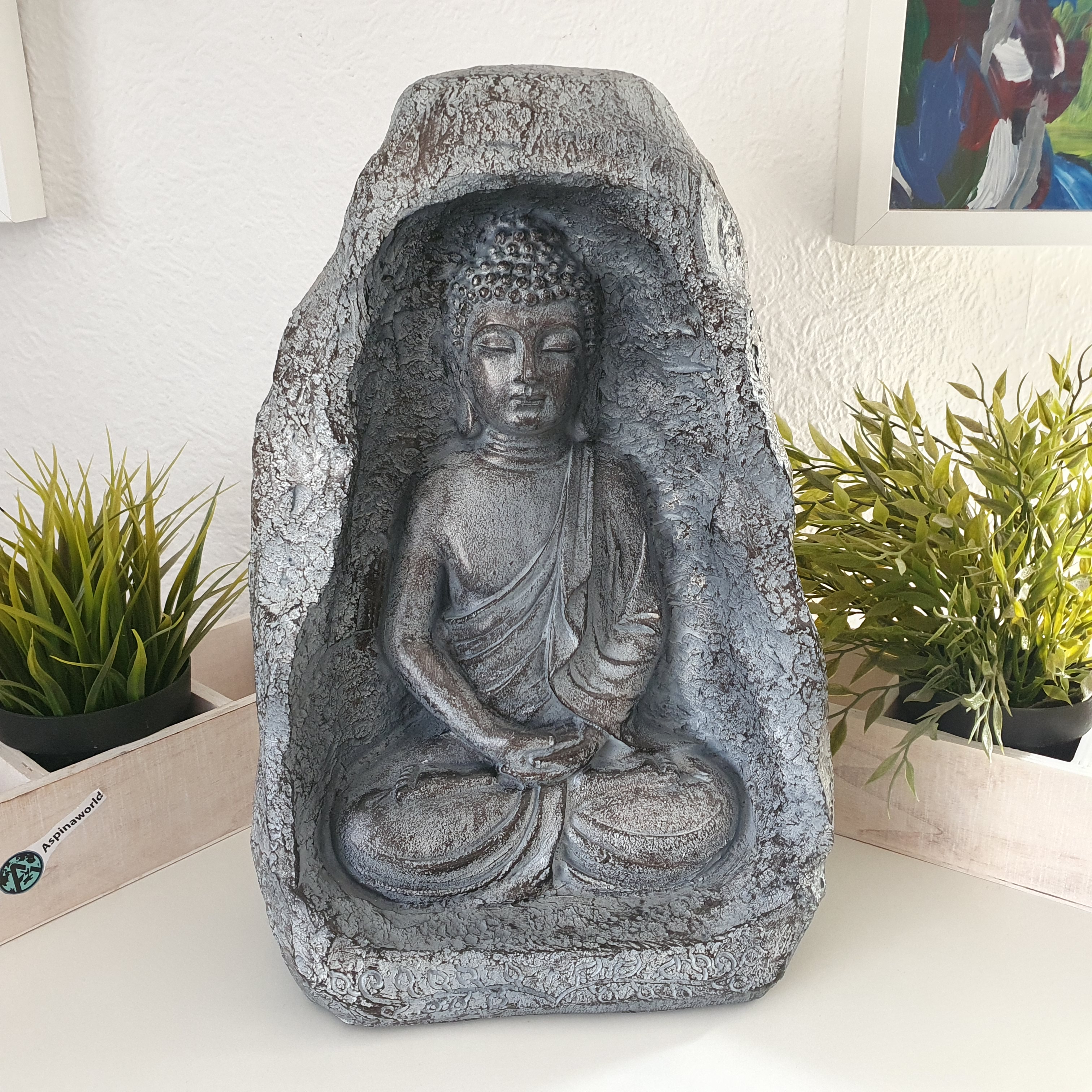 Grauer Buddha im Stein als Deko