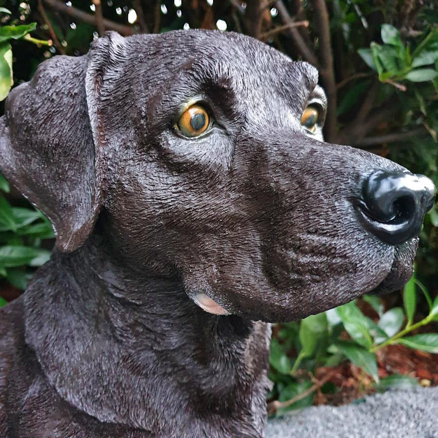 Gartenfigur sitzende braune Labrador Figur 53 cm