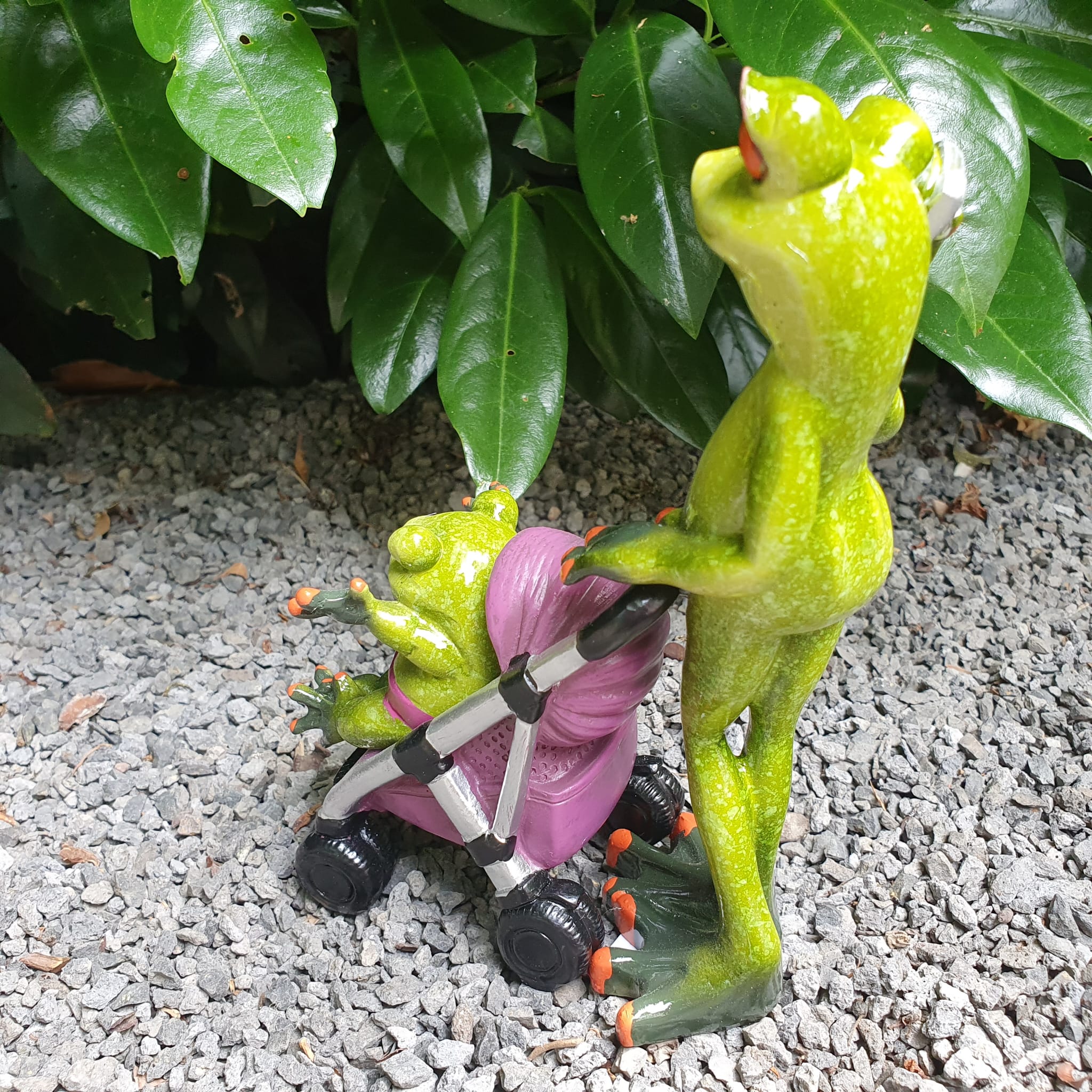 Frosch Mama mit Kinderwagen als Gartenfigur von hinten