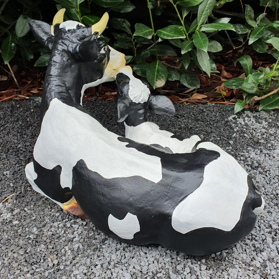 Liegende schwarzgeflekte Kuh mit Kalb als Gartenfigur von hinten