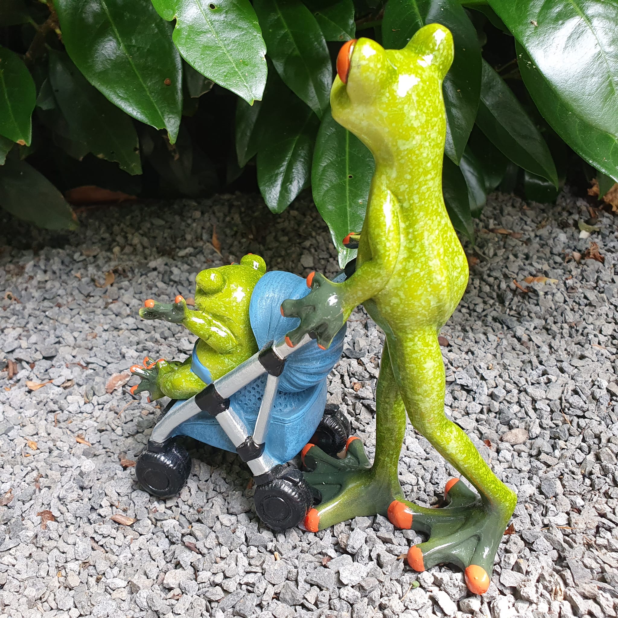 Frosch Papa mit Kinderwagen als Gartenfigur von hinten