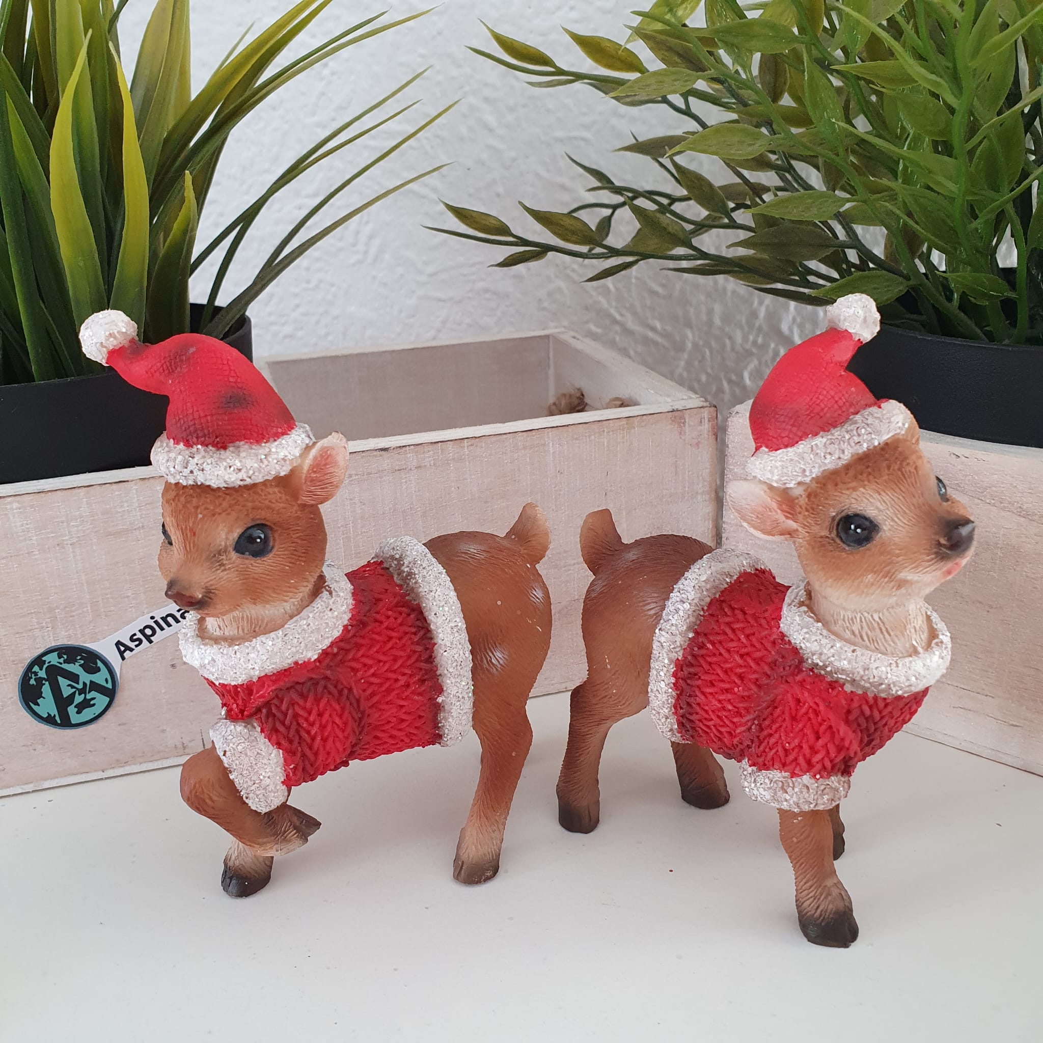 Weihnachtsdeko Reh Figur mit Pulli 2er Set und Mütze 11 cm