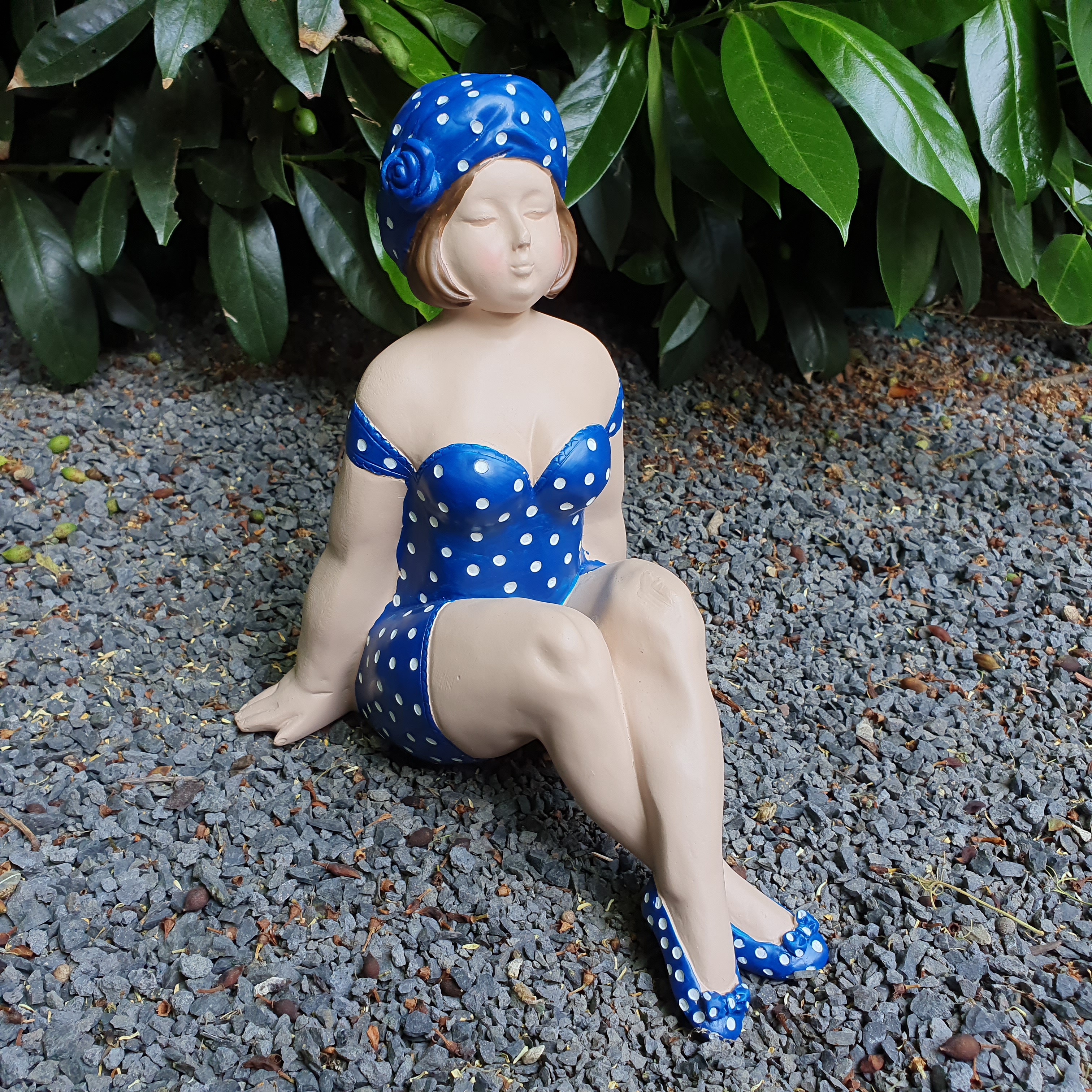 Gartenfigur sitzende Badenixe Figur 21 cm blau