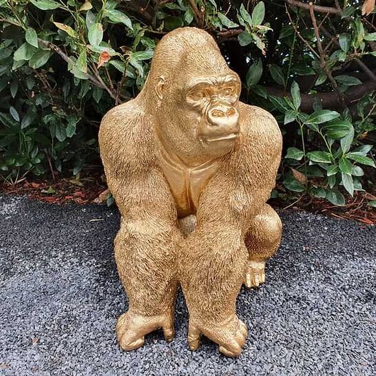Gartenfigur Gorilla Figur sitzt 56 cm Gold