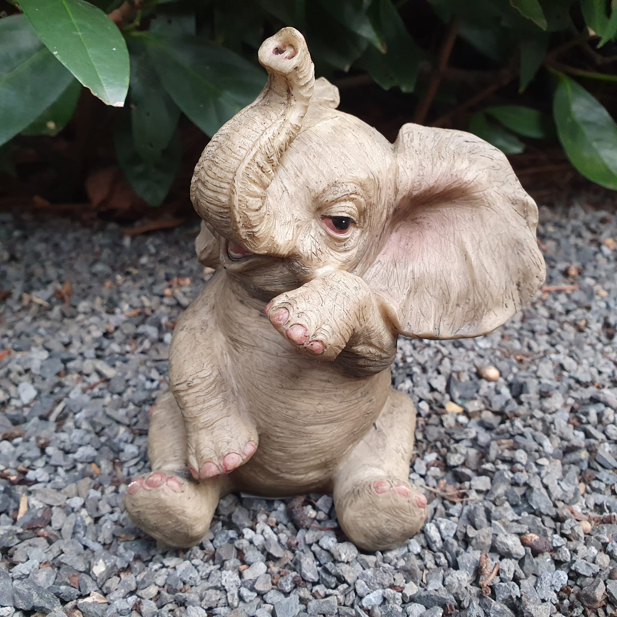 Sitzender Baby Elefant als Gartenfigur