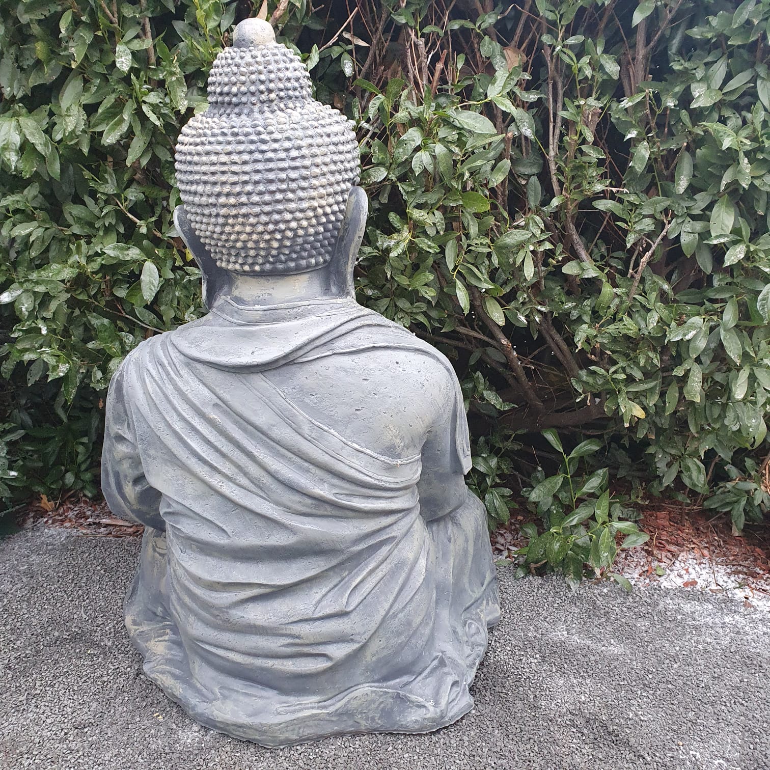 Großer Asia Buddha sitzt mit offener Hand von hinten