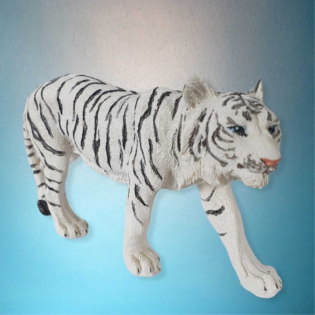 Weißer Tiger steht und lauft 15 cm lang