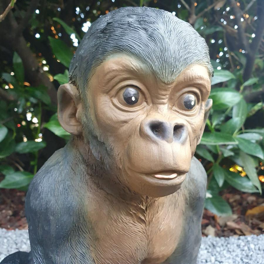 Baby Schimpanse als Gartenfigur Nahaufnahme