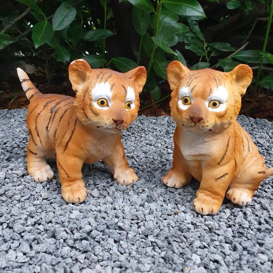 Zwei Tigerbabys als Gartenfigur