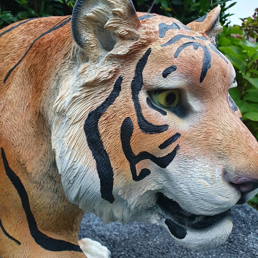 Großer Stehnder Tiger als Gartenfigur Nahaufnahme