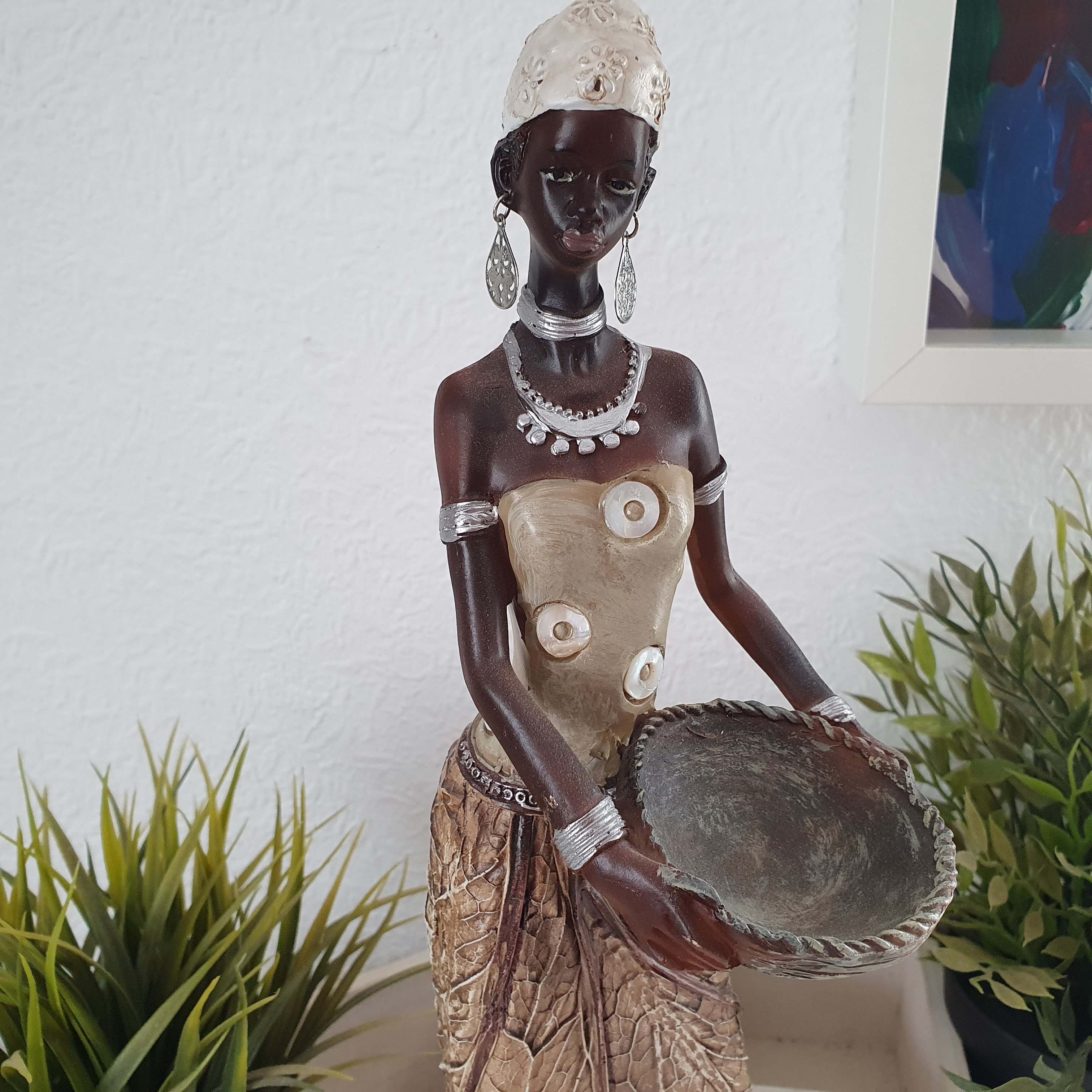 Afrikadeko Frau Schale und Braunem Kleid als Dekofigur Nahaufnahme