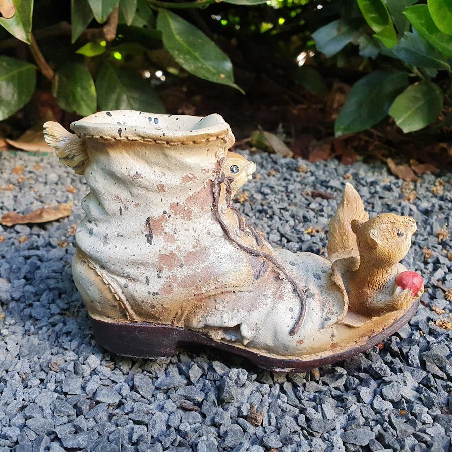 Eichhörnchen am Schuh als Blumentopf von der Seite