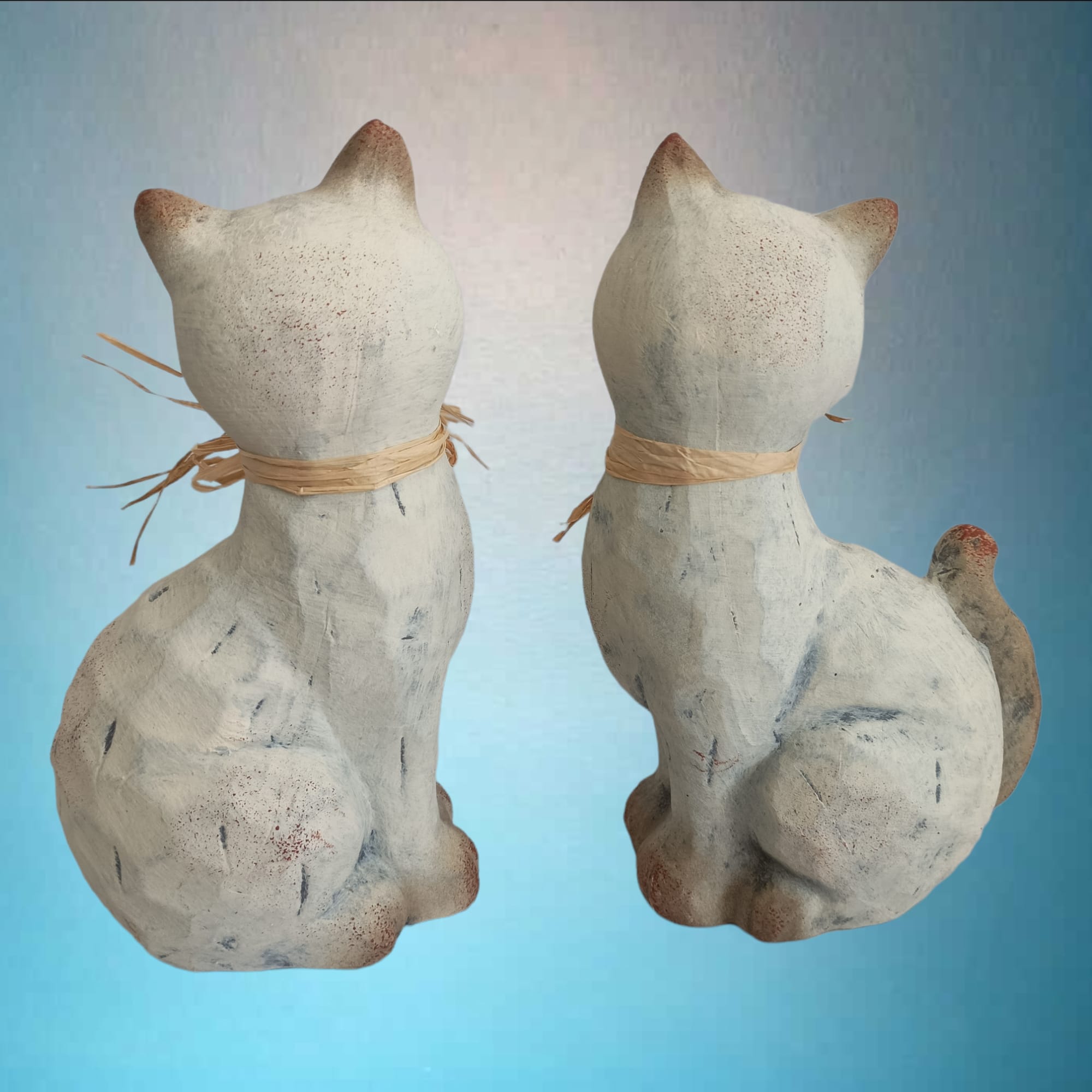 Deko Katzen Figur  mit Stroh-Schleife im 2er Set 