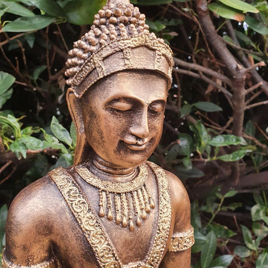 Bronzefarbener Thai Buddha mit Schale als Gartenfigur Nahaufnahme Kopf
