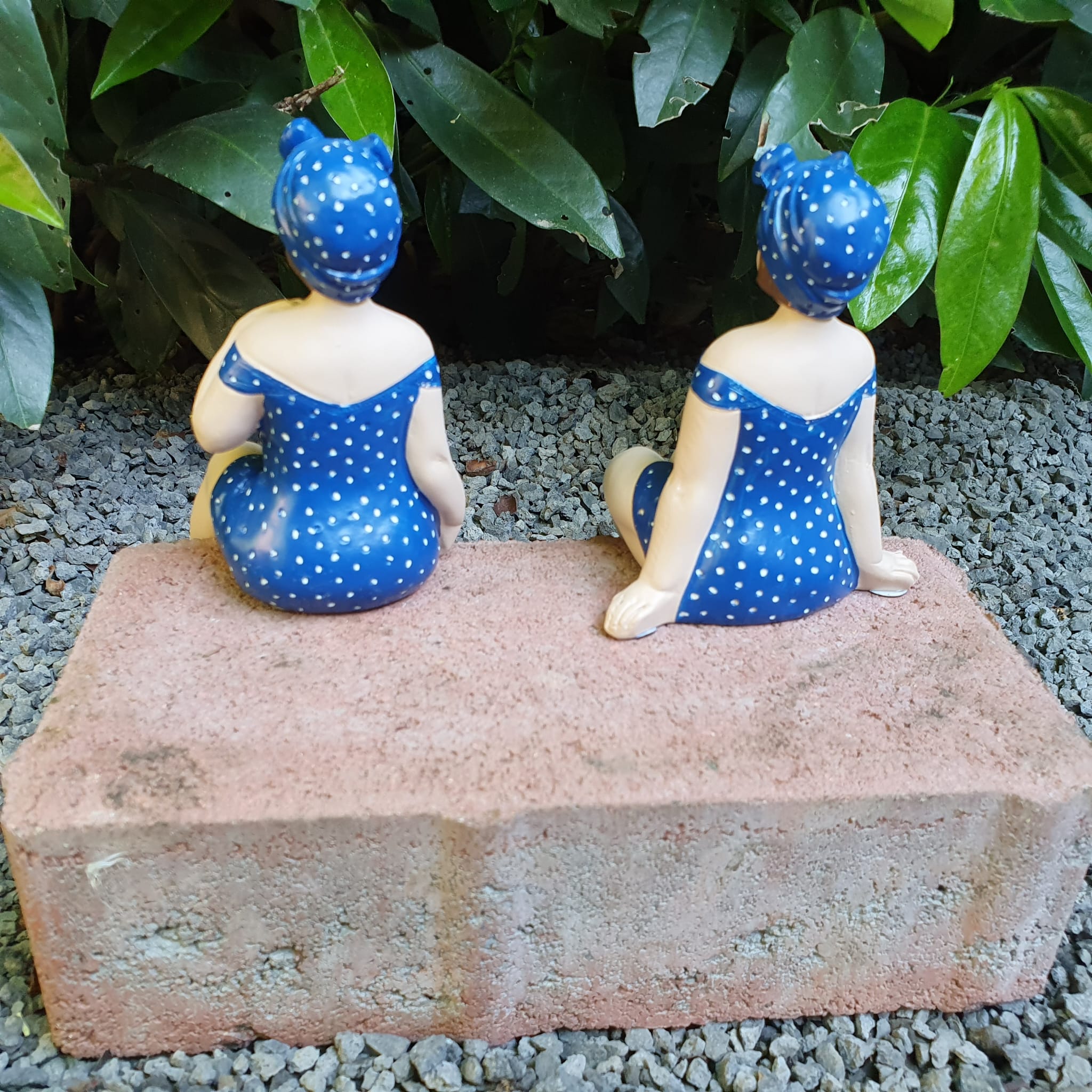 Zwei Badefrauen sitzend Blau als Gartenfigur von hinten