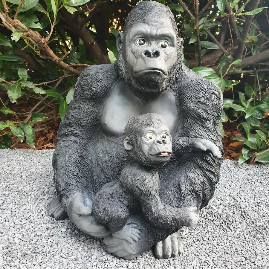 Gorilla mit Baby als Gartenfigur