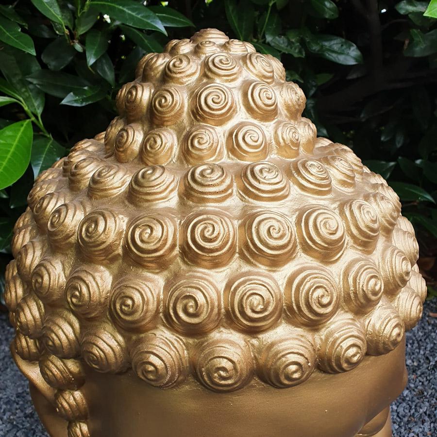 Goldener Buddha Kopf als Gartenfigur von oben
