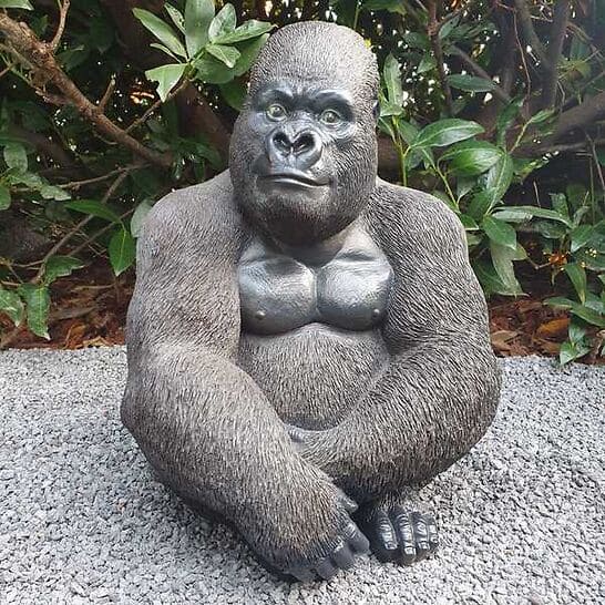 Gartenfigur Fröhlicher Gorilla Figur die sitzt 40 cm