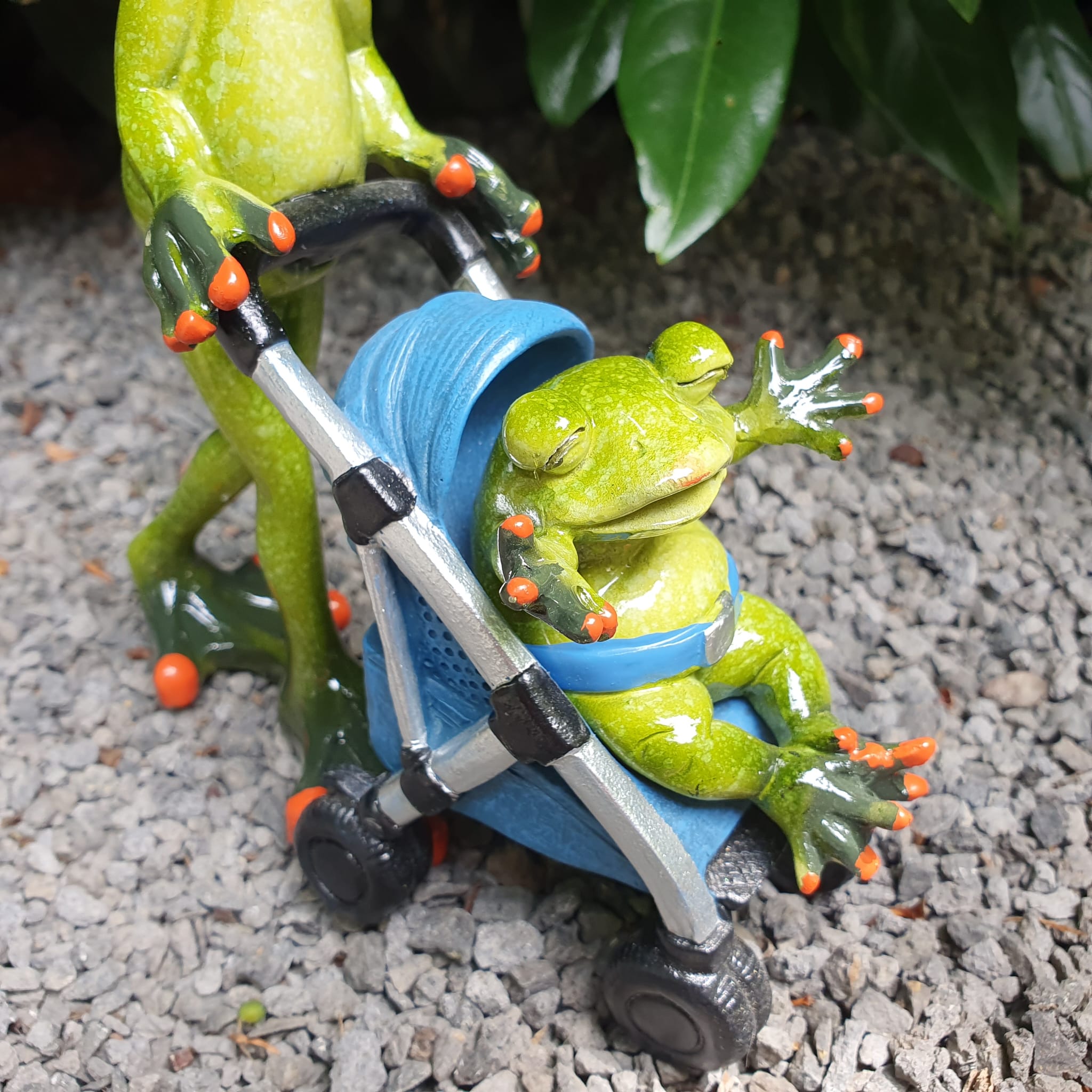 Frosch Papa mit Kinderwagen als Gartenfigur Nahaufnahme