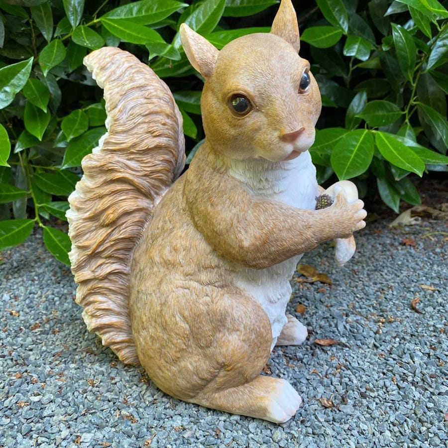 Gartenfigur Eichhörnchen Figur mit Nuss in der Hand 30 cm
