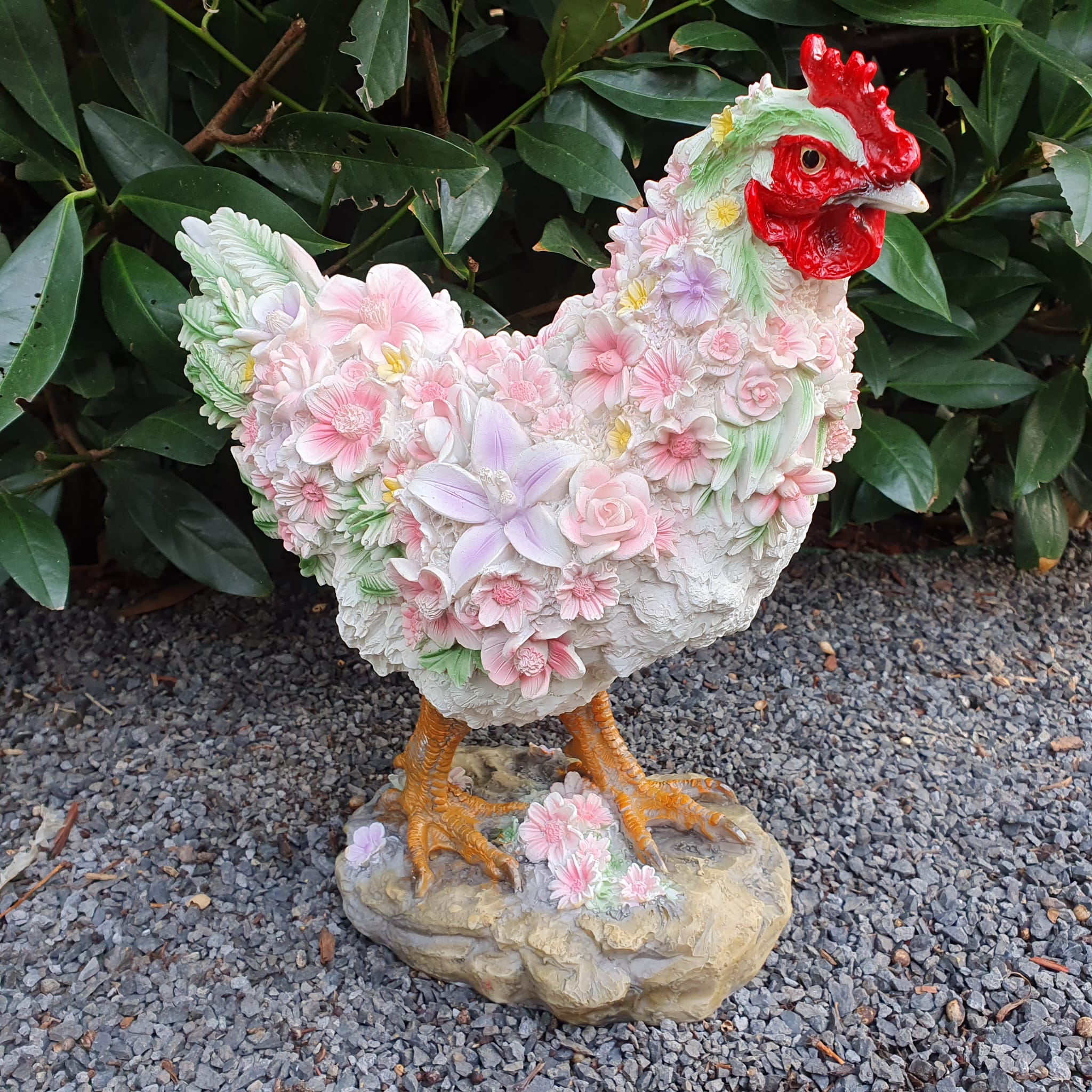 Gartenfigur Huhn Figur mit Blumen Federn 31 cm