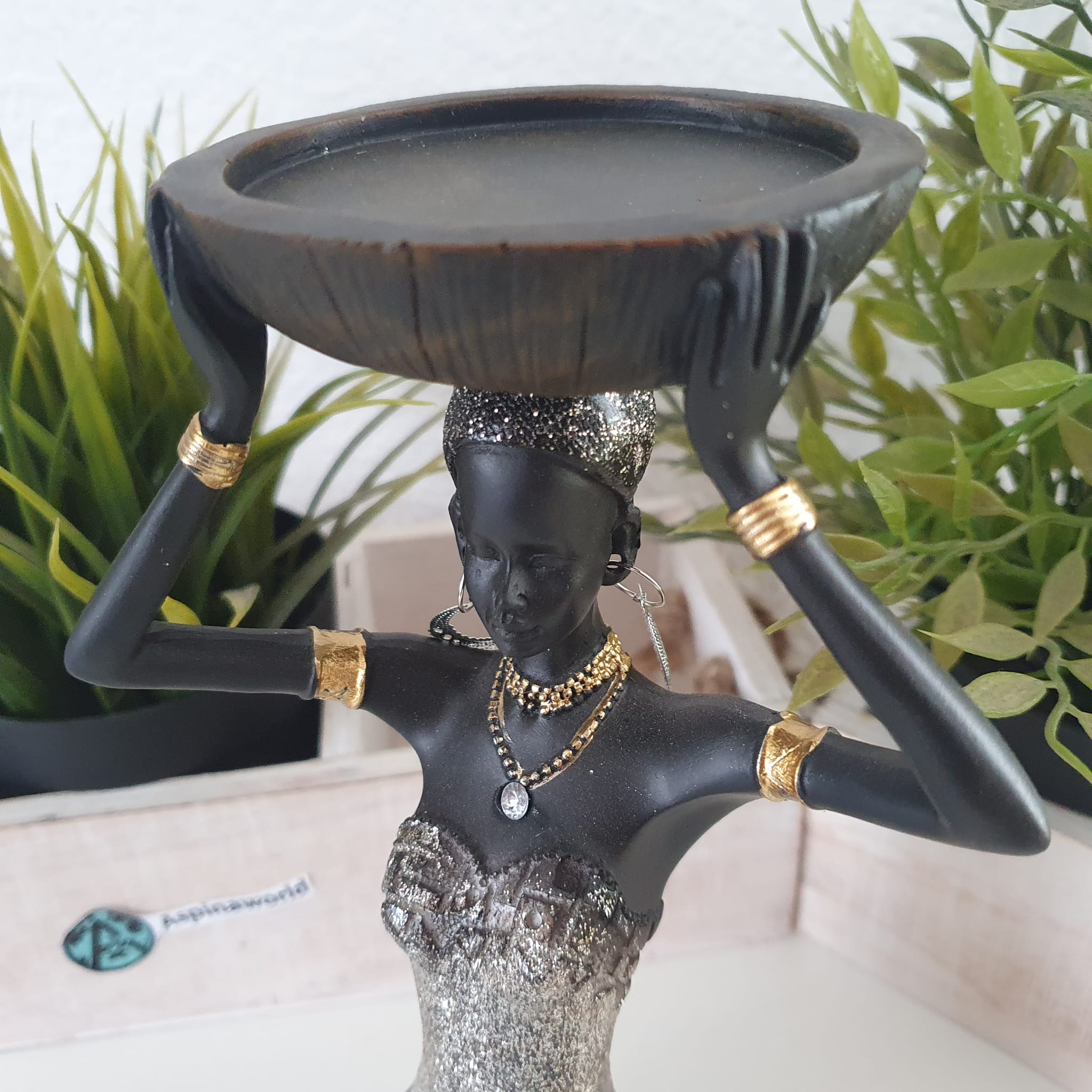 Afrikadeko Frau Knied mit Schale als Dekofigur Nahaufnahme