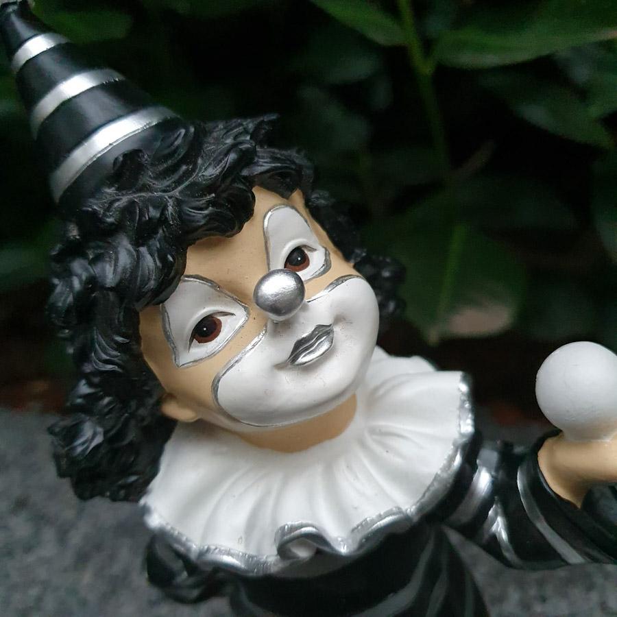Clown schwarz mit Hund als Gartenfigur Nahaufnahme