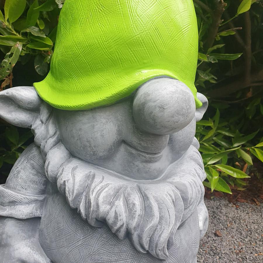 Große Gnom mit grüner Mütze als Gartenfigur Nahaufnahme