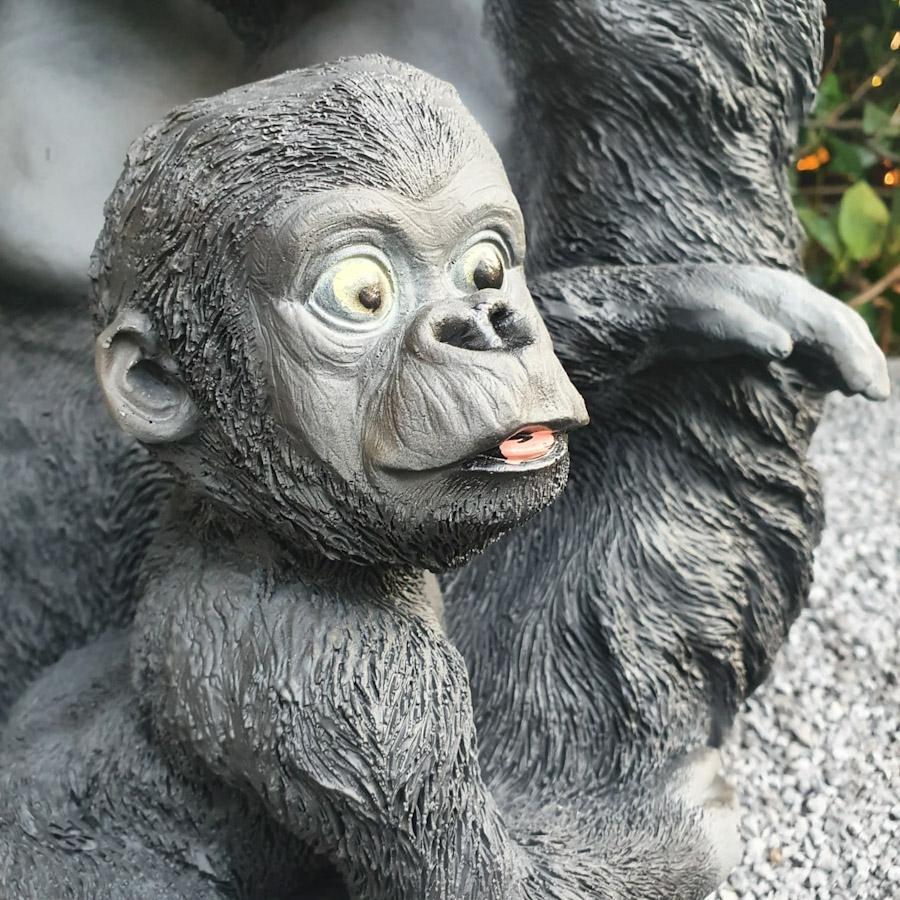Gorilla mit Baby als Gartenfigur Nahaufnahme