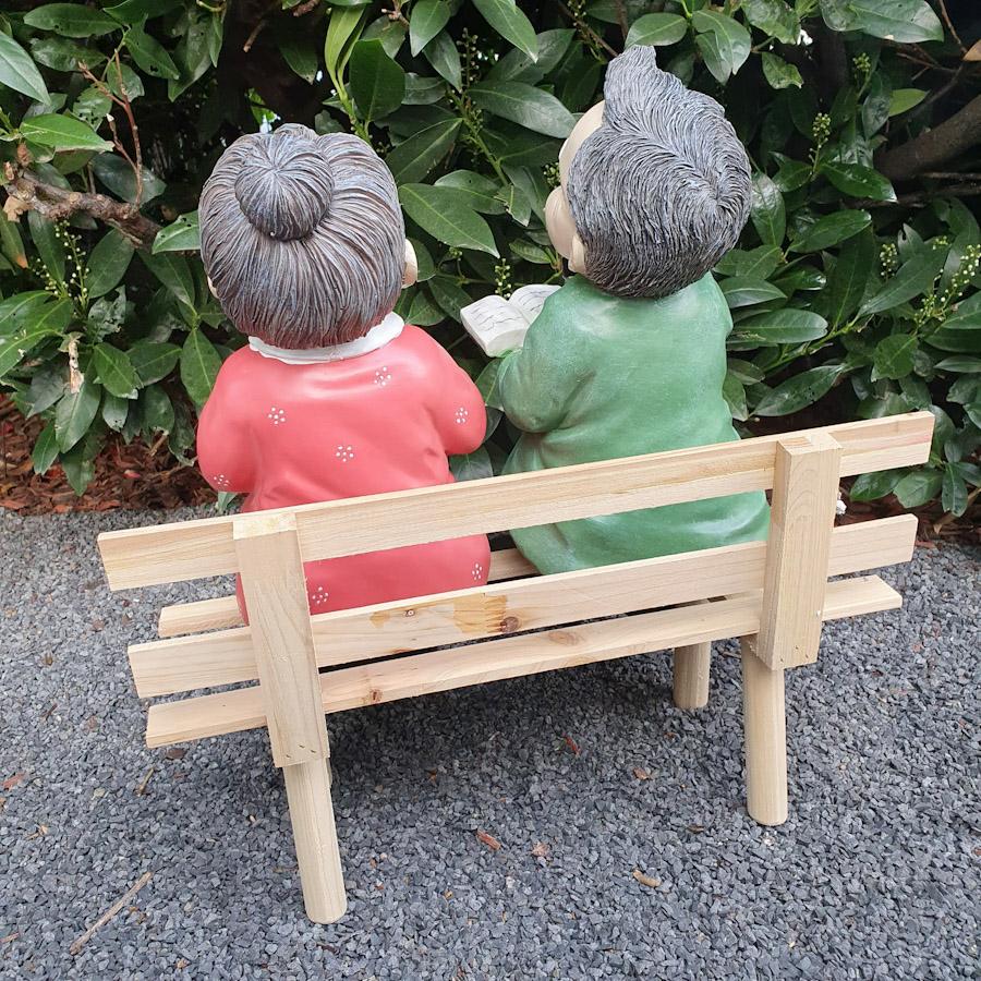 Oma und Opa Figur auf Bank als Gartenfigur von hinten