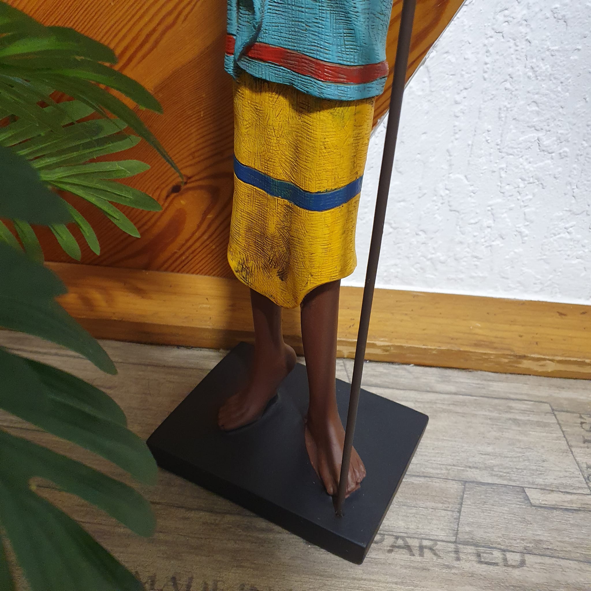 Afrikadeko Mann mit Staab als Dekofigur Nahaufnahme