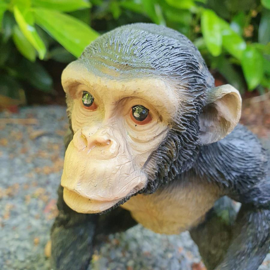Kleiner Schimpanse Stehend als Gartenfigur Nahaufnahme