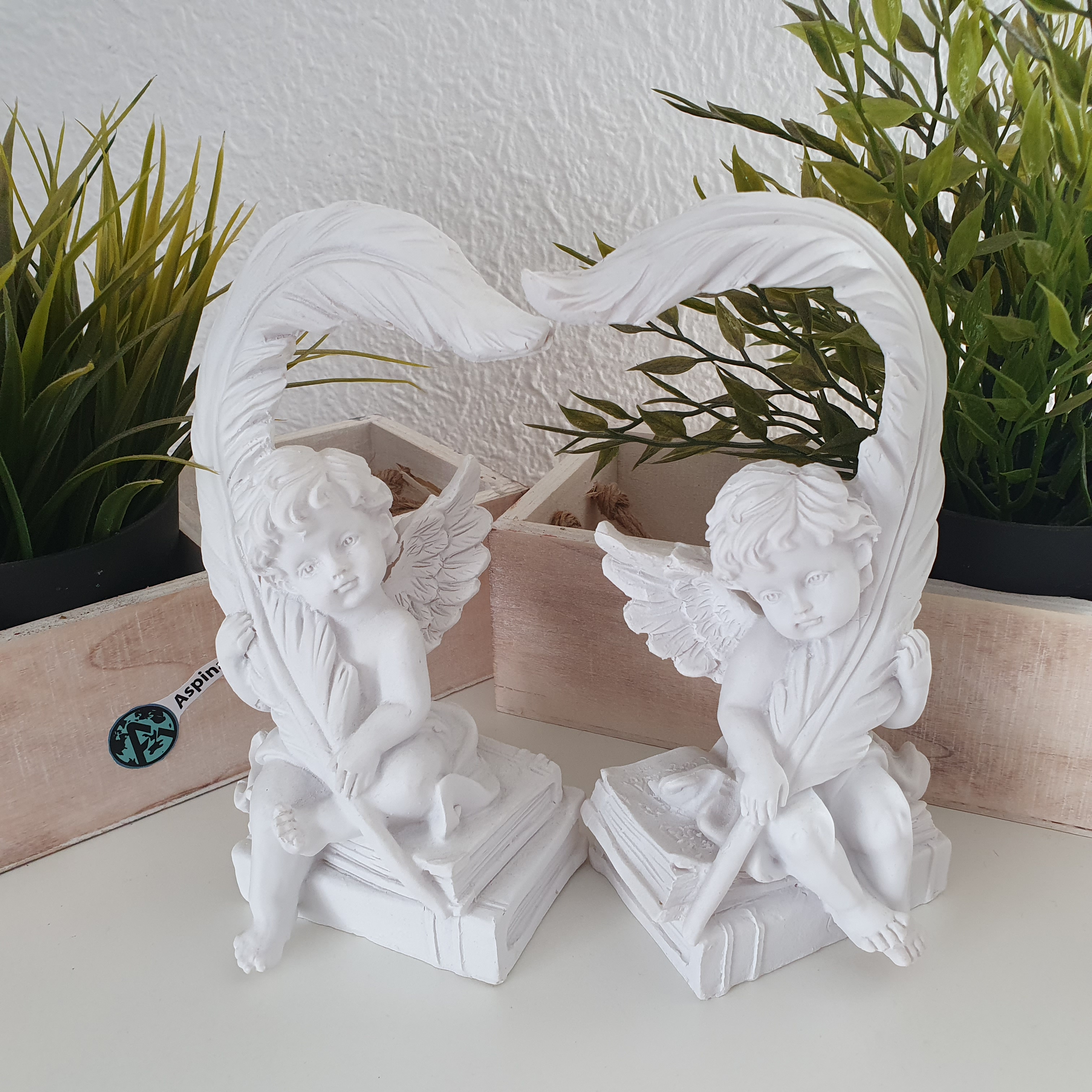 Grabengel sitzende Engel Figur mit Feder 2er Set 19 cm