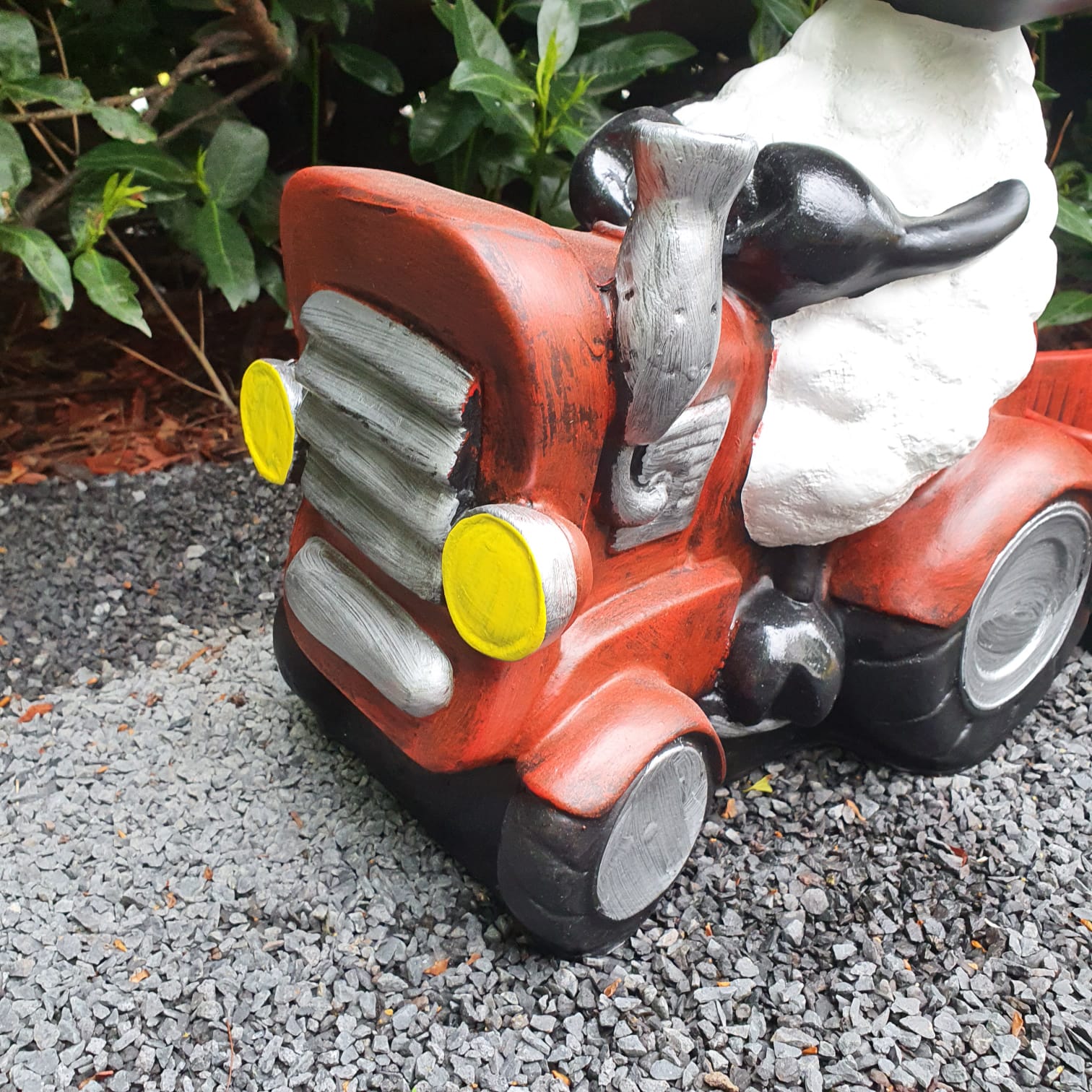 Gartenfigur Schaf Molly Figur auf Traktor mit Anhänger 44 cm