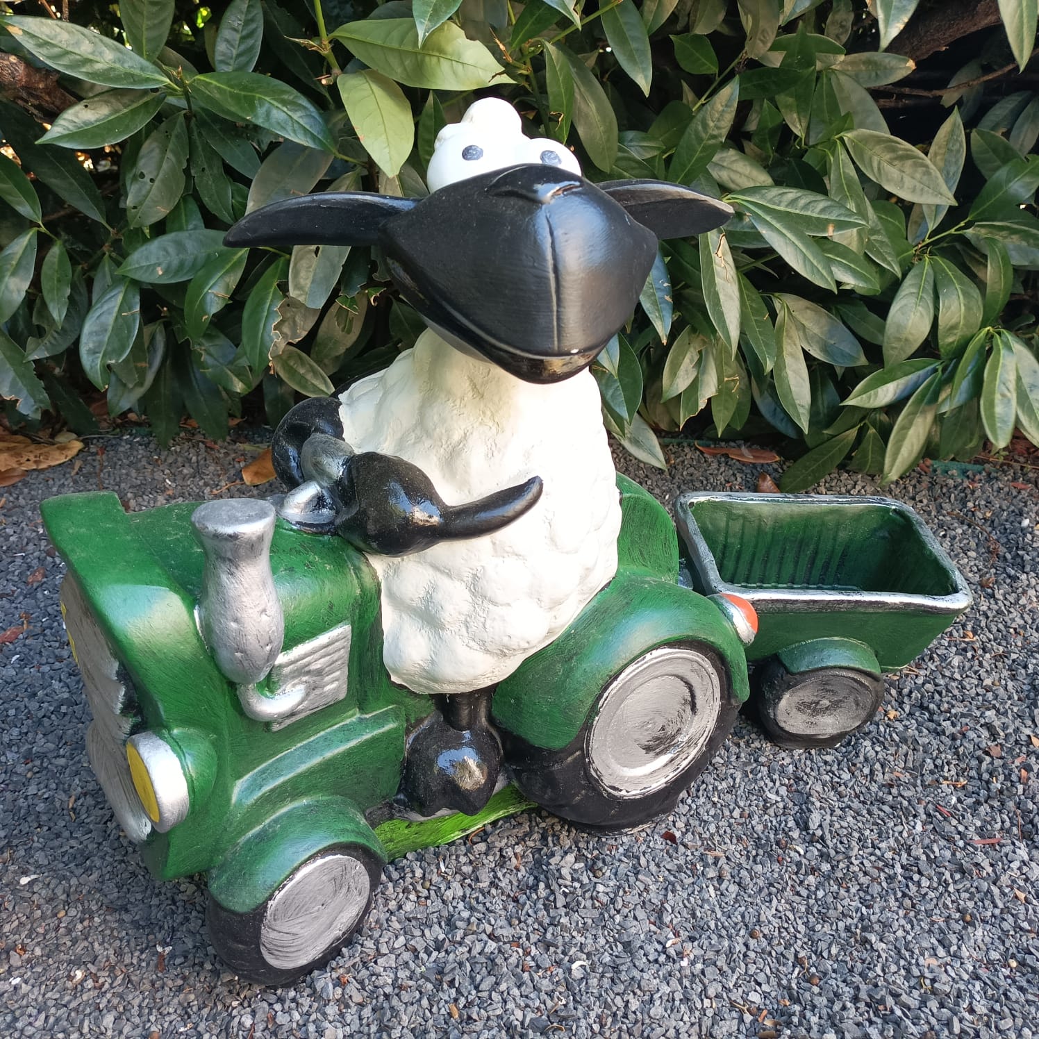 Gartenfigur Schaf Molly Figur auf grünem  Traktor mit Anhänger 44 cm 